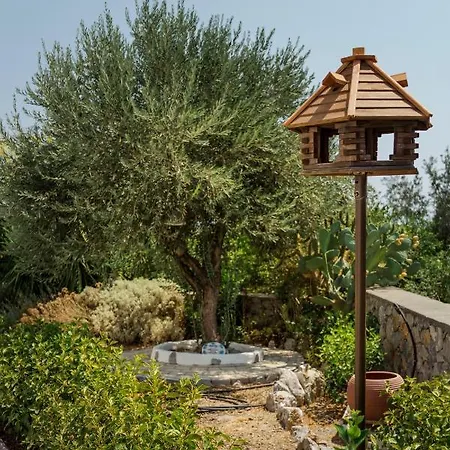 The Corner House At Court Vila Gennadi