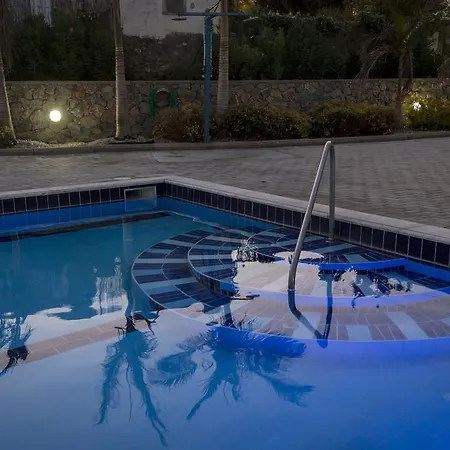 Villa The Corner House At Court