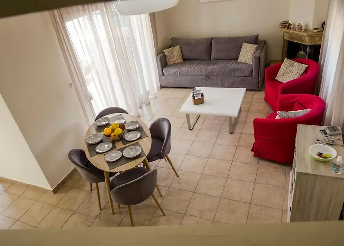 The Corner House At Court Villa Gennadi