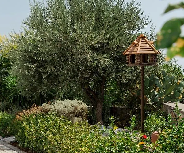 Villa The Corner House At Court Gennadi